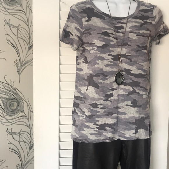 Vince Camuto camo print tee - Picture 1 of 6